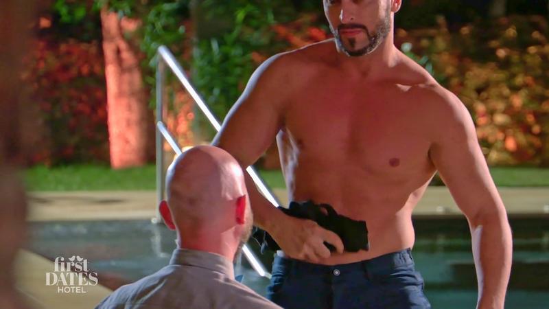 Max bekommt am Pool eine heiße Überraschung