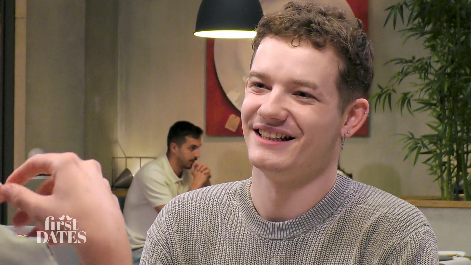 Niklas wagt sich das erste Mal öffentlich mit einem Mann