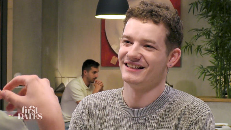Niklas wagt sich das erste Mal öffentlich mit einem Mann
