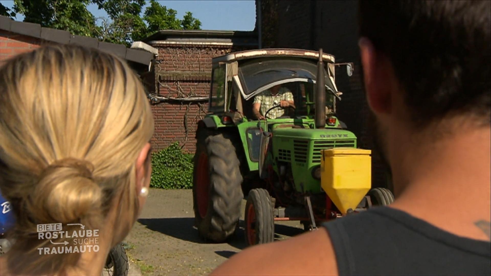 Mit einem Traktor und dem Hyundai zieht sie davon