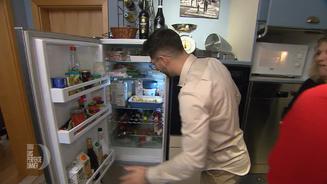 Ein Gast inspiziert Katjas Kühlschrank