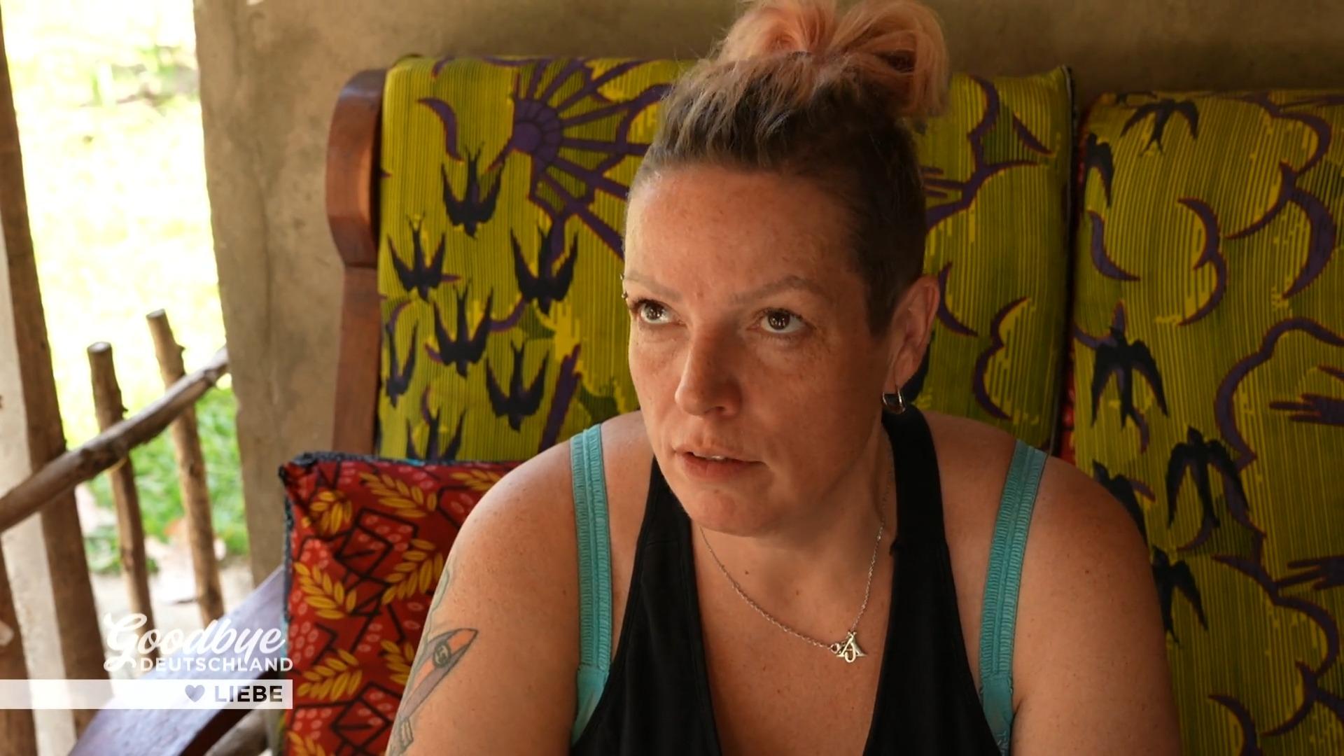 Janine kümmert sich um die Eröffnung der Dorfschule