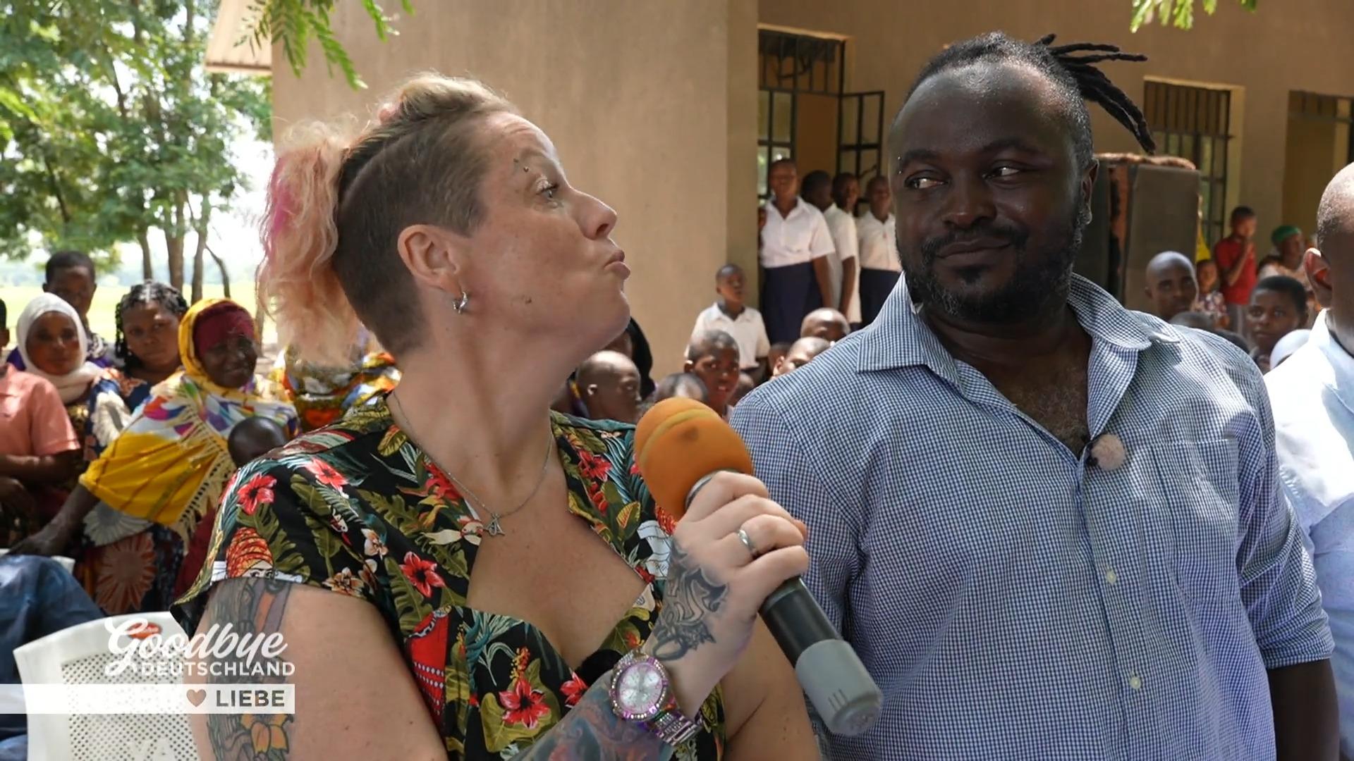 Janine und Attu feiern die Neueröffnung der Dorfschule