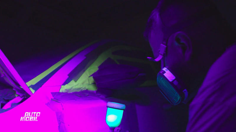 Unter Schwarzlicht wird der Lack gesprüht