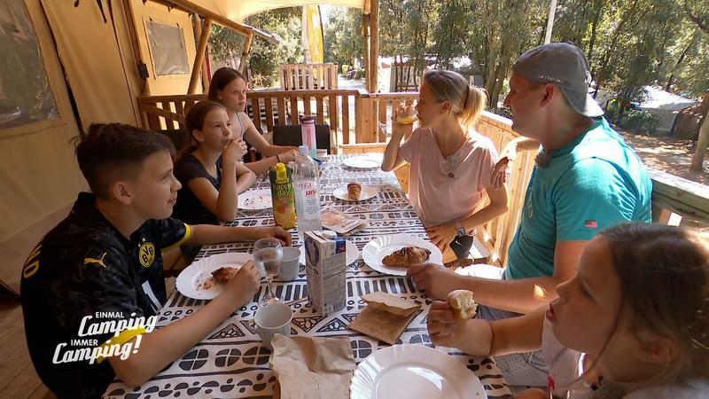 Bianca, Jan und die Kinder genießen das Campen