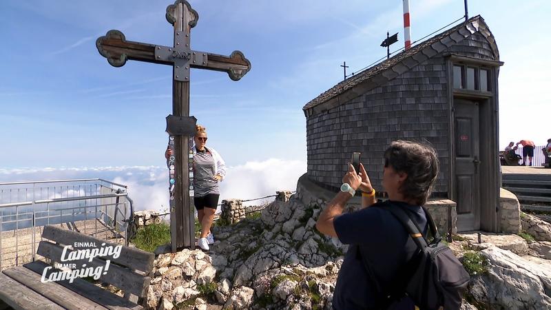 Birte und Martin erreichen das Gipfelkreuz