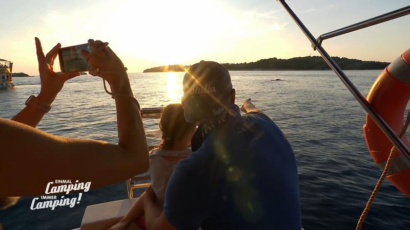 Bianca, Jan und die Kinder auf der Suche nach Delfinen