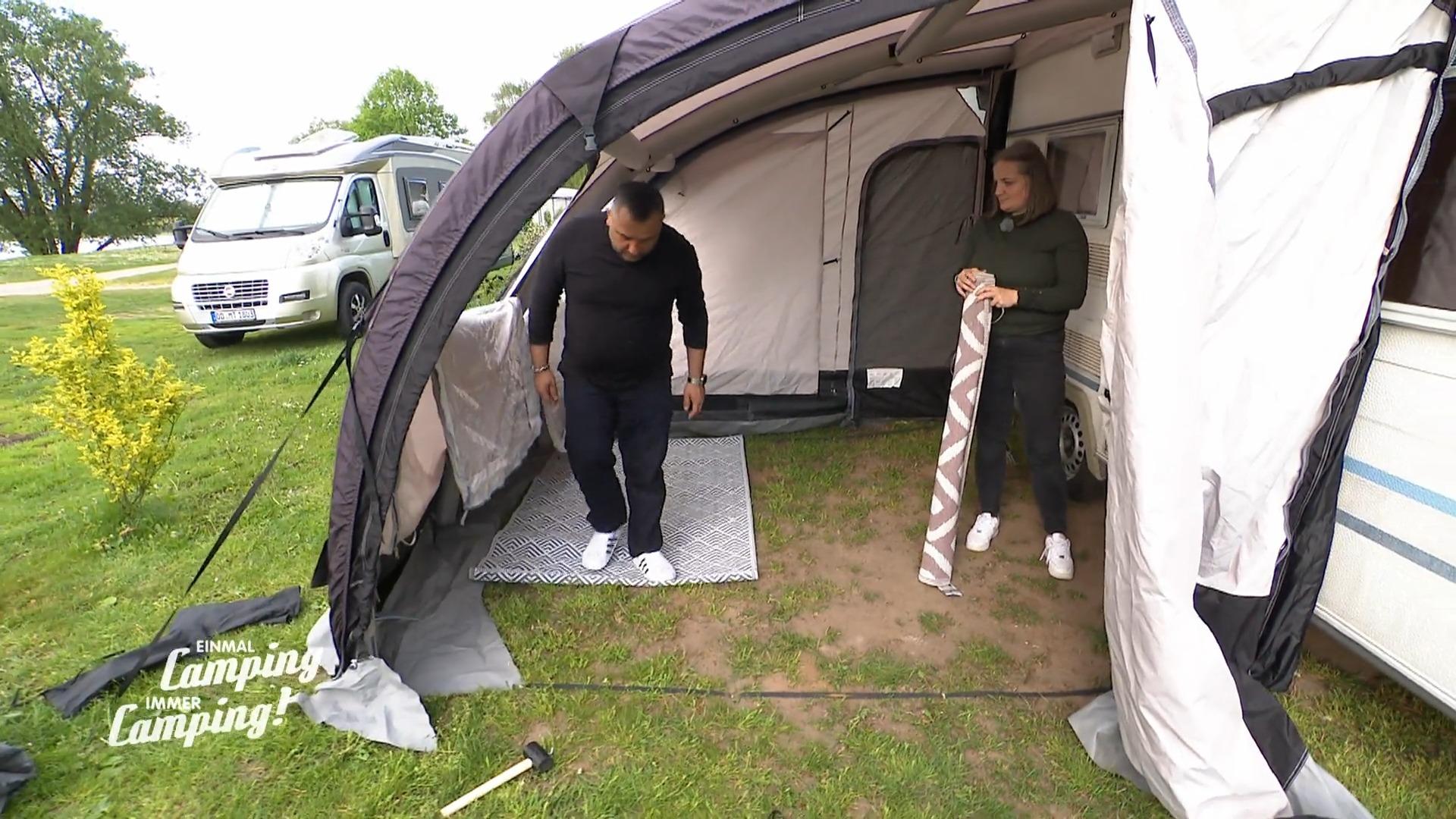 Ali und Daniela kämpfen mit dem Aufbau