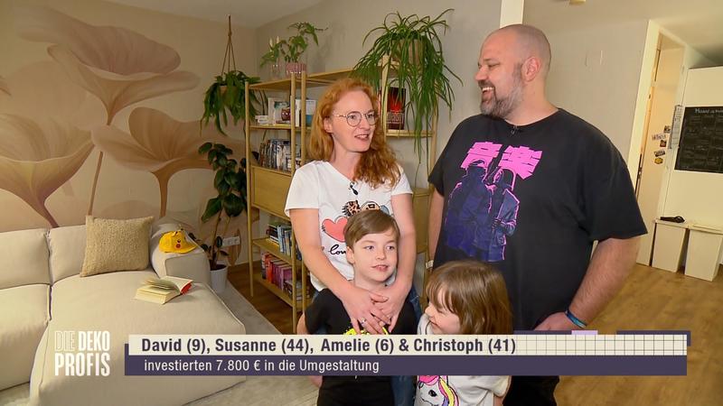 Die Familie sieht ihr neues Wohnzimmer