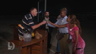 Majo serviert Gin an der Strandbar