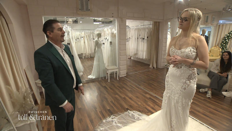 Uwe ist bereits vom ersten Kleid überzeugt