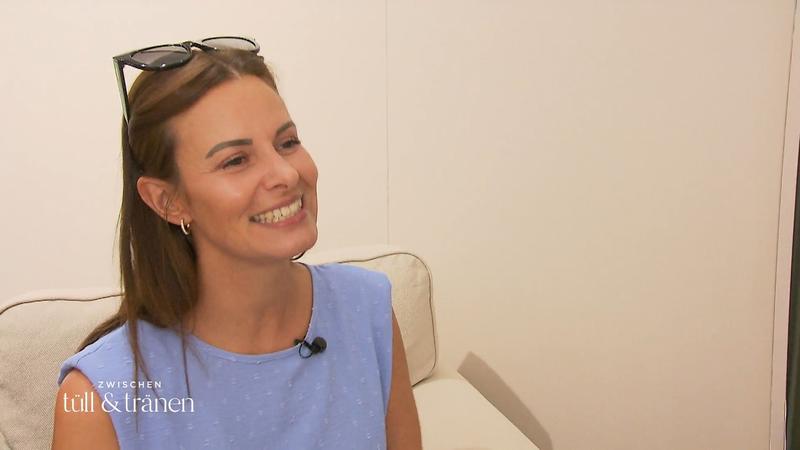 Fällt Sabrinas Wahl auf ein klassisches Kleid?