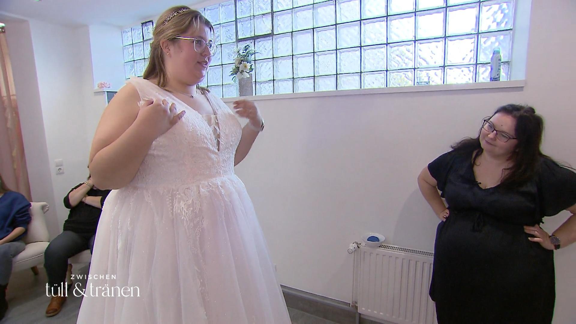 Vera probiert das erste Brautkleid an