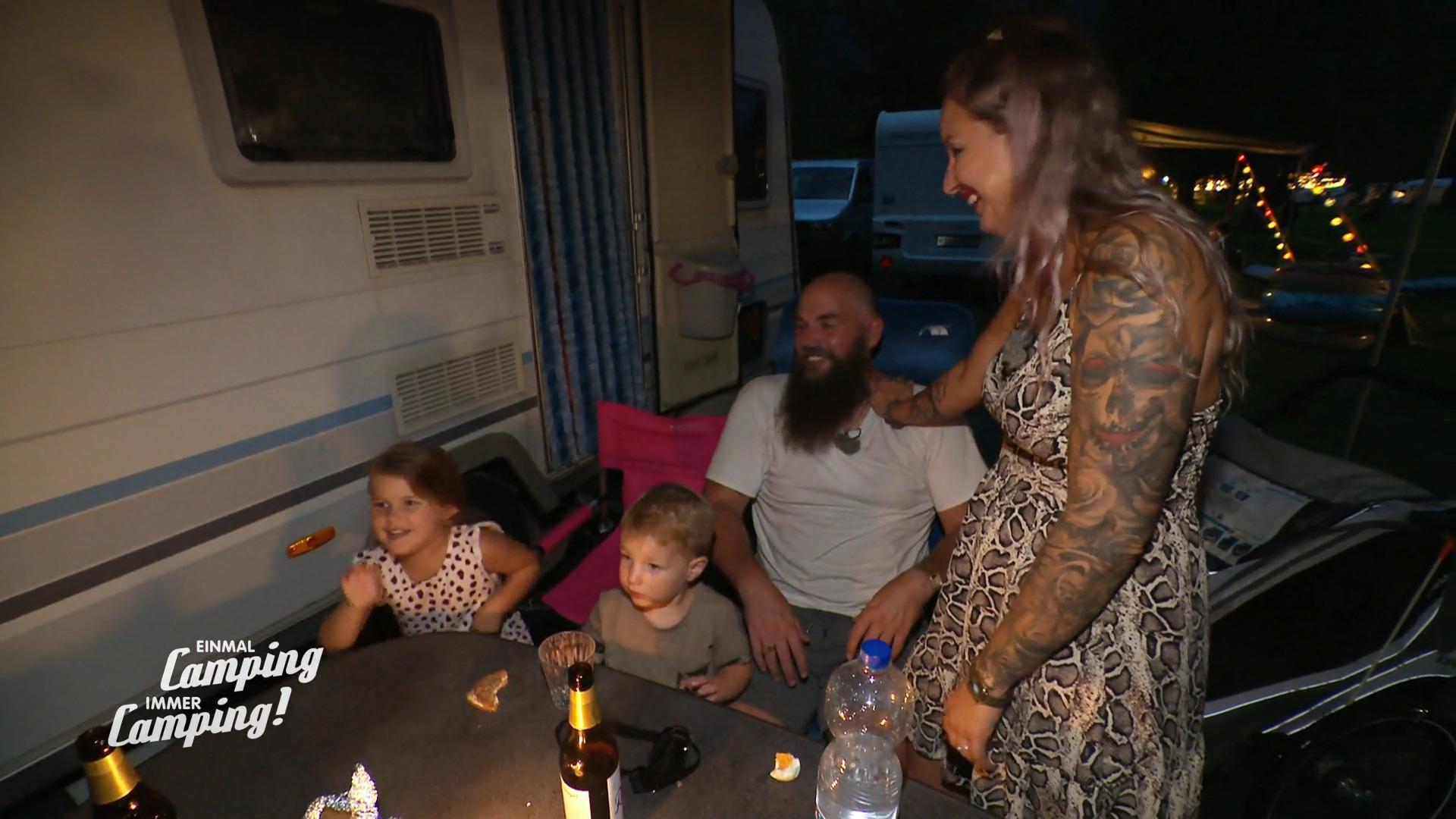 Jules und Max mit ihren Kids im Salzburger Land