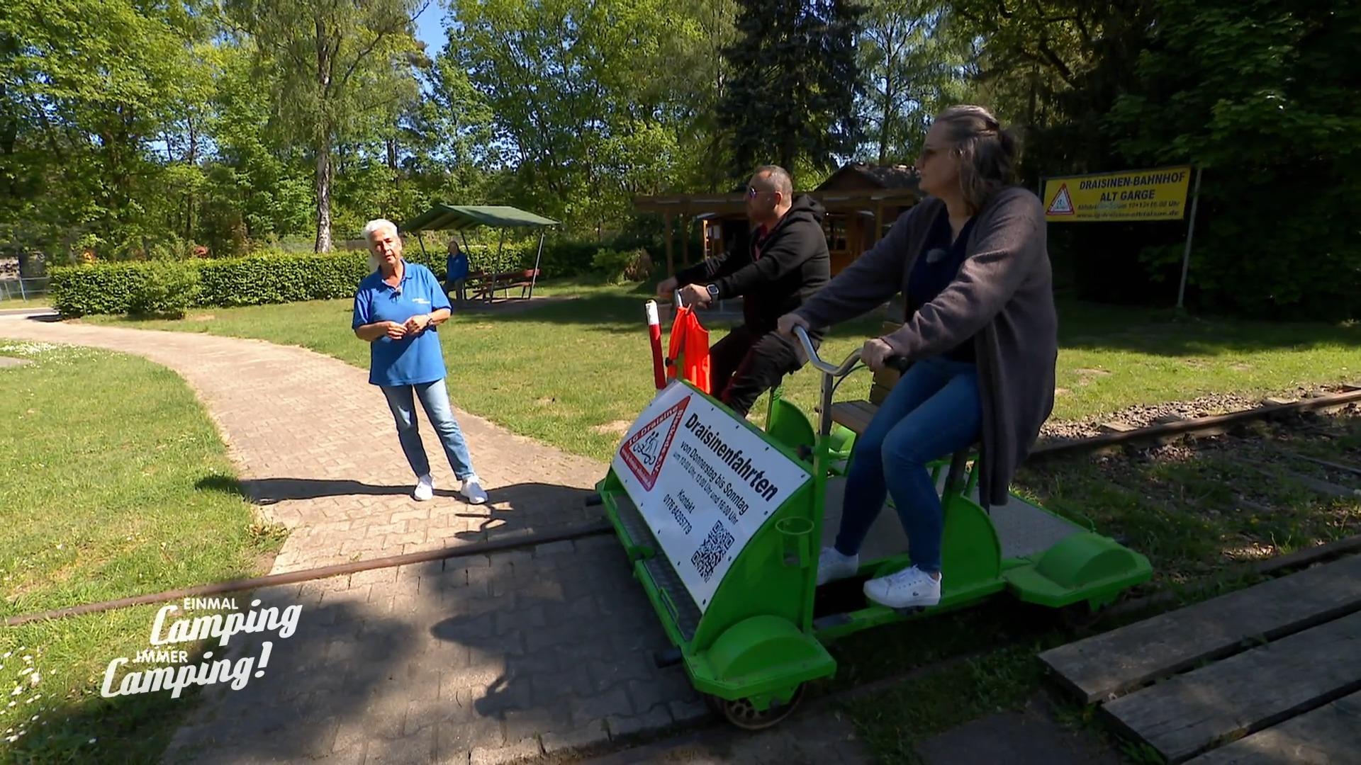 Ali und Daniela auf Draisinen-Tour