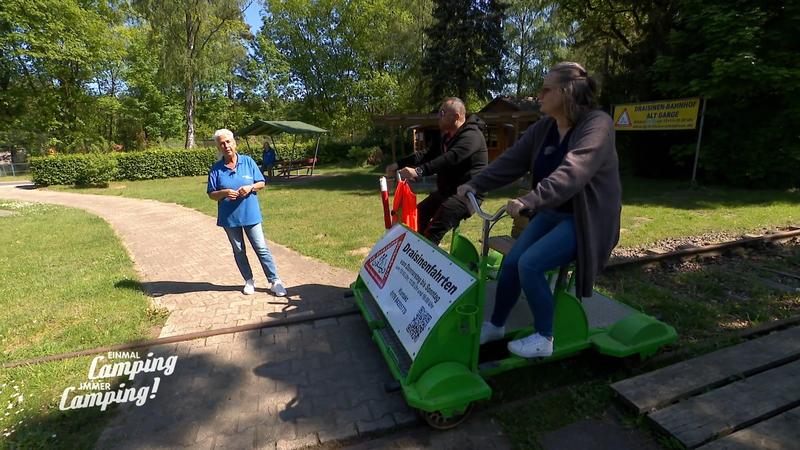 Ali und Daniela auf Draisinen-Tour