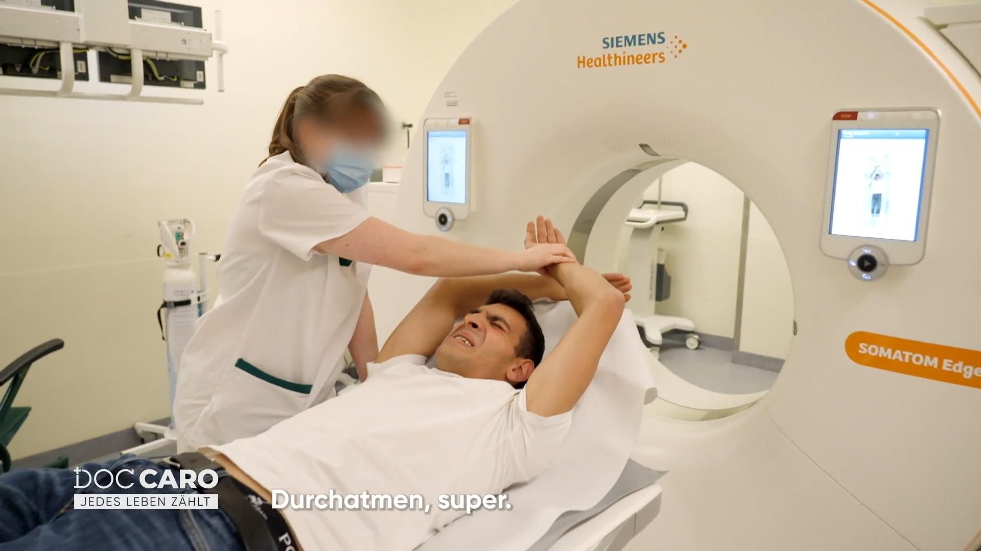 Trotz Schmerzmittel quält der junge Mann sich