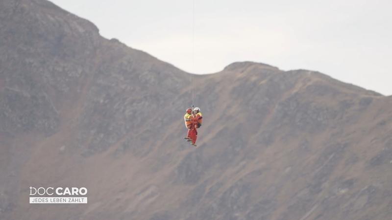 Doc Caro seilt sich aus fliegendem Hubschrauber