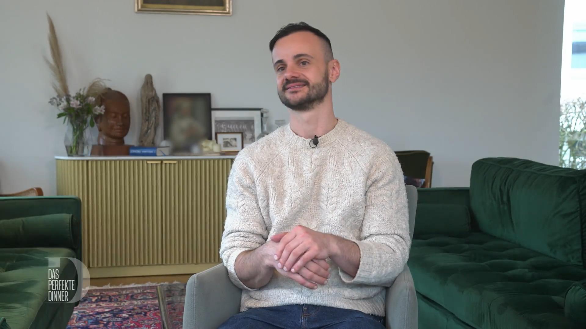 Mathias serviert ein Menü voller saisonaler Aromen