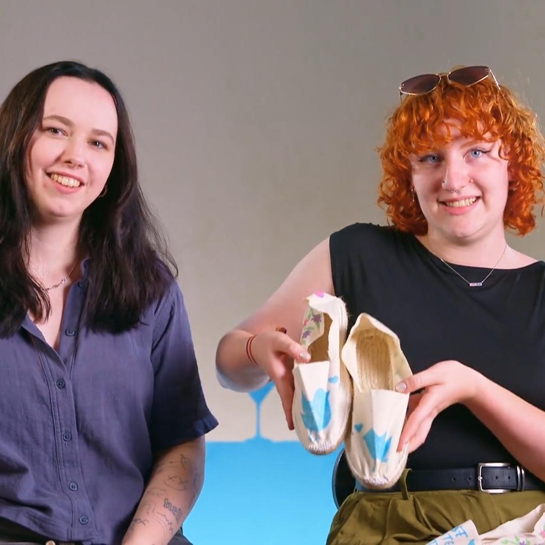Emma und Caro bemalen Espadrilles