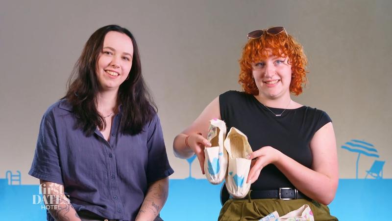 Emma und Caro bemalen Espadrilles