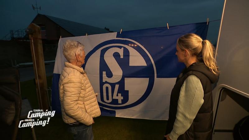 Conny gedenkt Ralle mit Schalke-Flagge