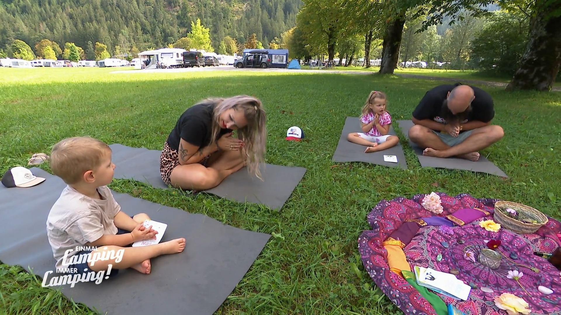 Spaß und Entspannung beim Familien-Yoga