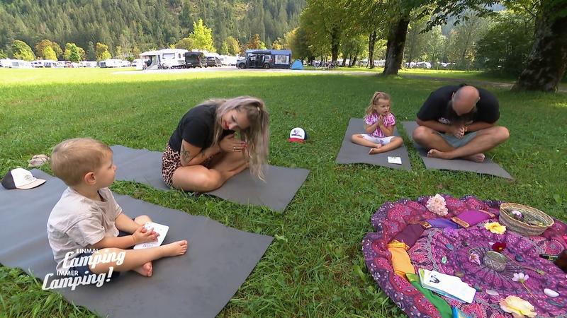 Spaß und Entspannung beim Familien-Yoga