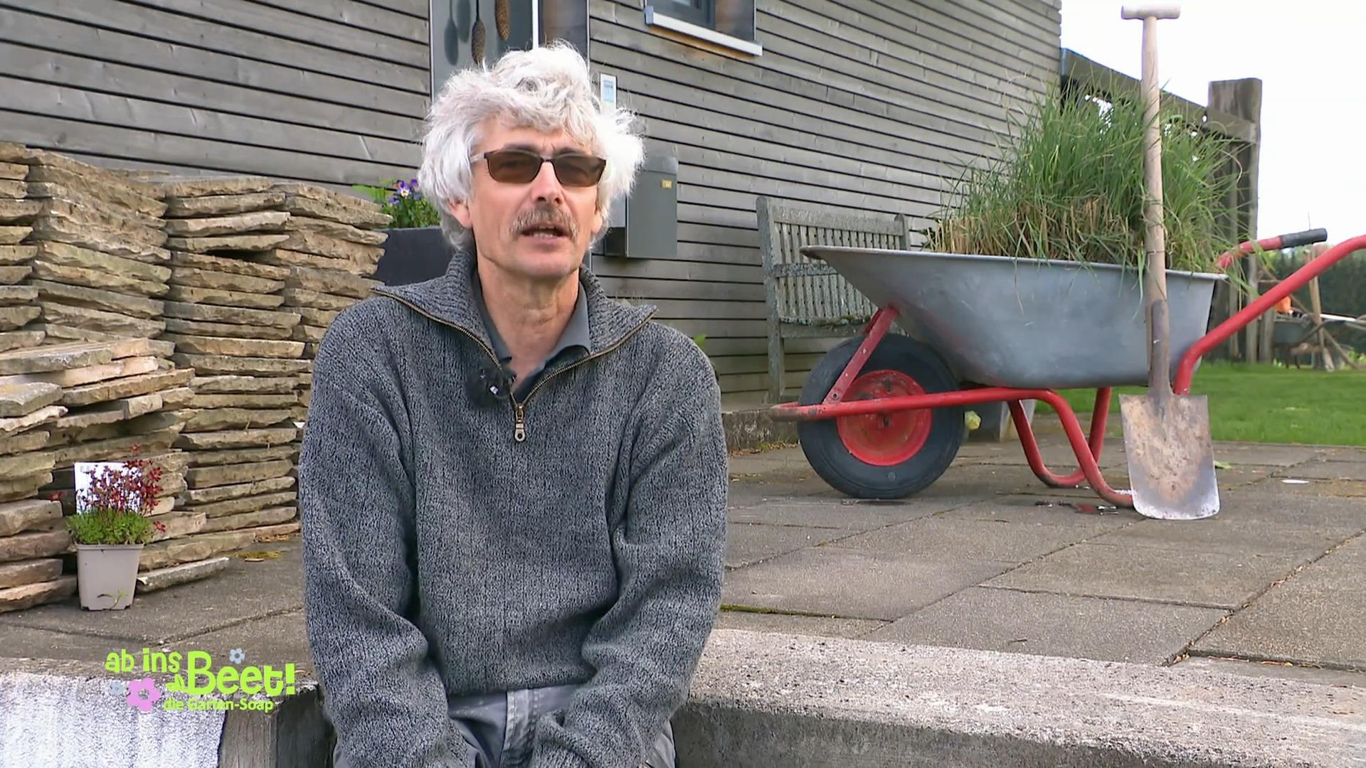 Ralf hilft Gunnar in seinem Garten