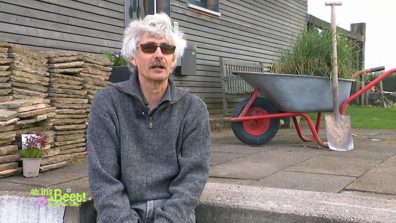 Ralf hilft Gunnar in seinem Garten