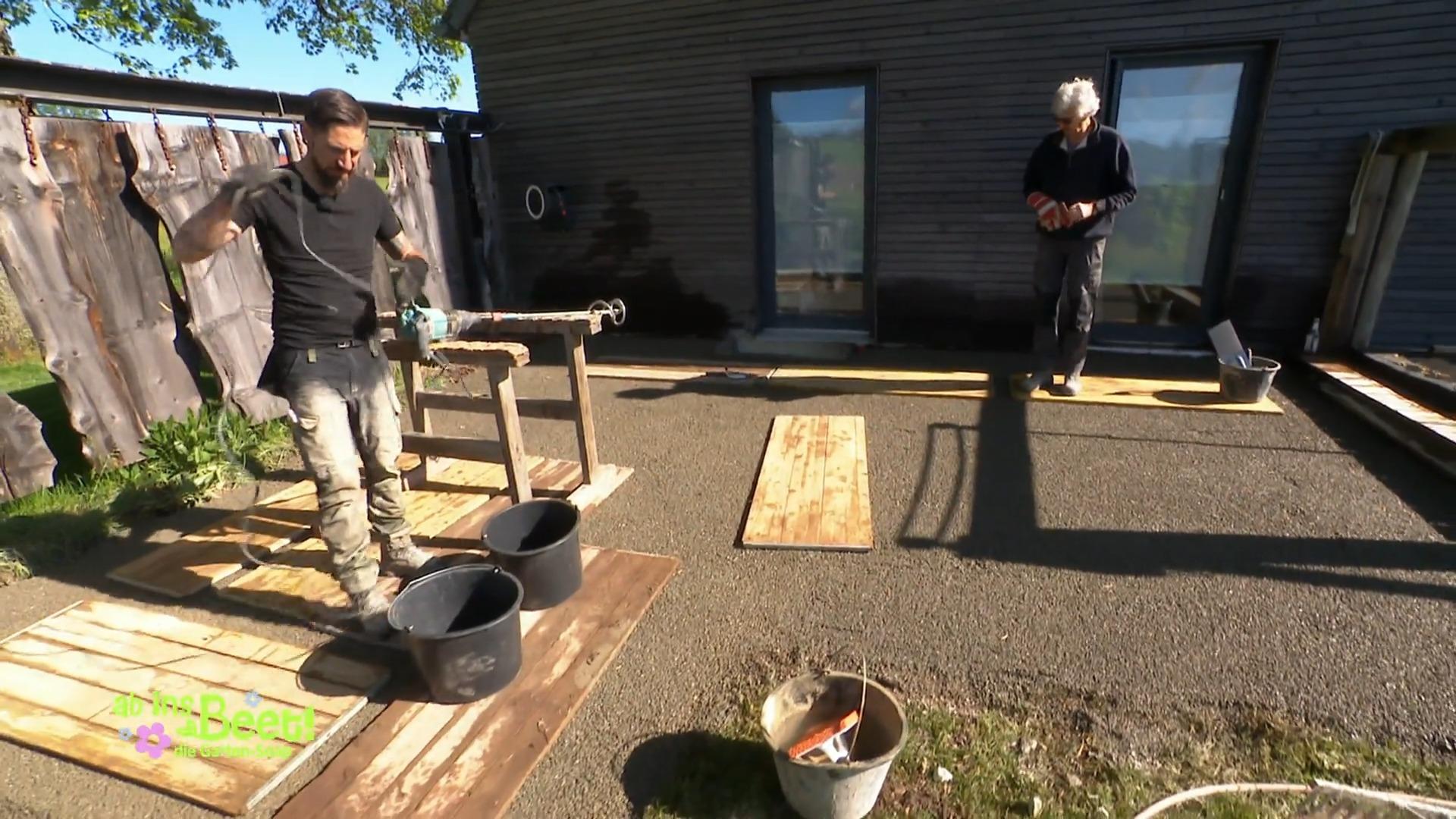 Gunnar und Ralf packen an und legen die Platten