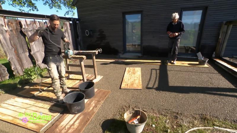 Gunnar und Ralf packen an und legen die Platten