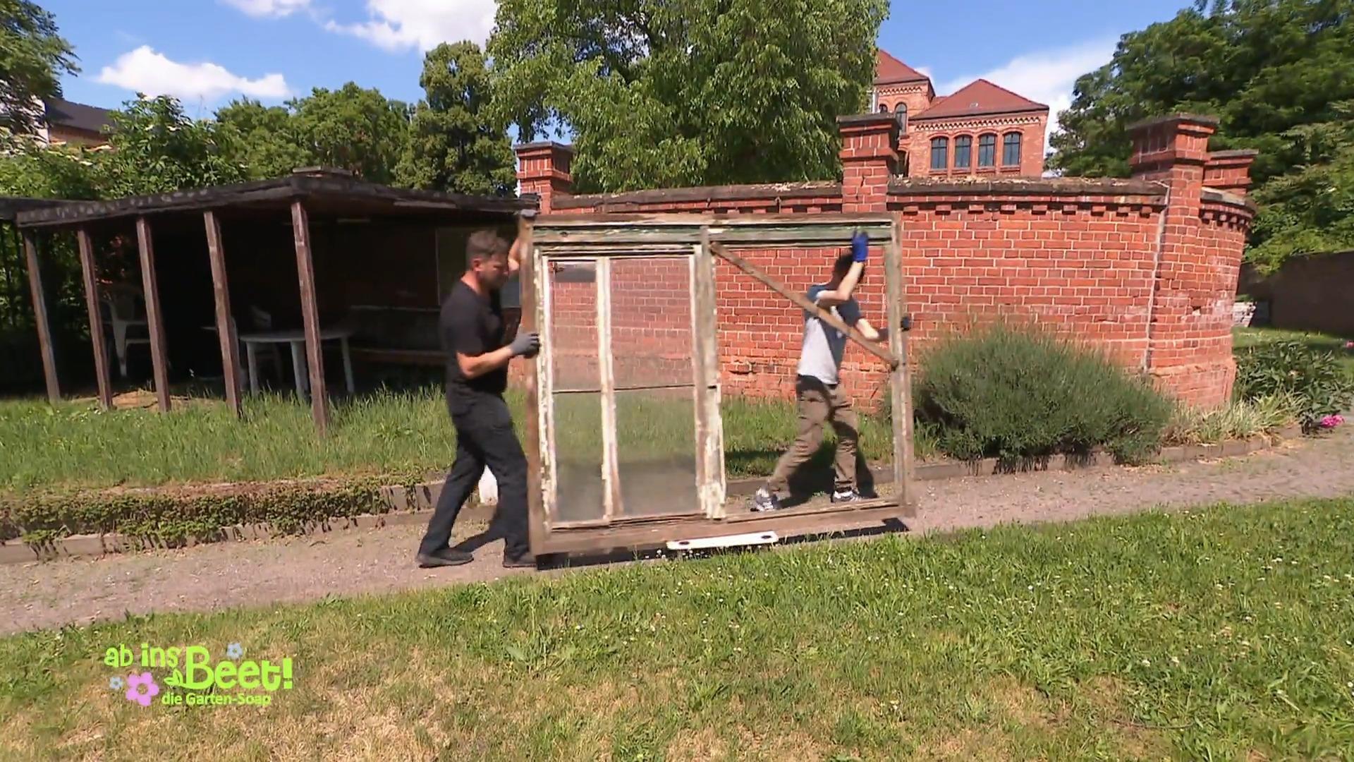 Andy und Niko holen alte Fenster für das Gewächshaus