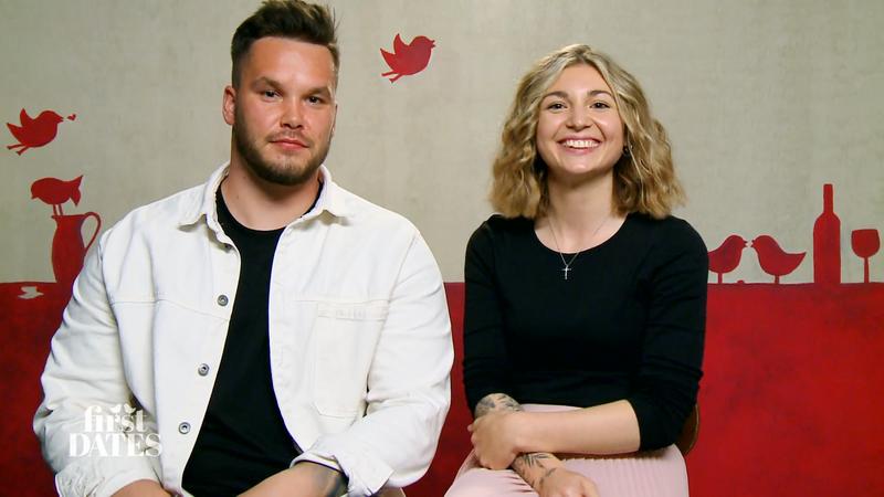 Mike und Vivien erhalten ein Liebesschloss