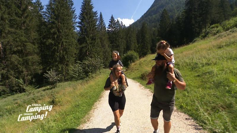 Jules, Max und die Kinder erkunden die Klamm