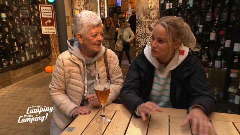 Conny gönnt sich ein "frisch gezapftes“ Bier