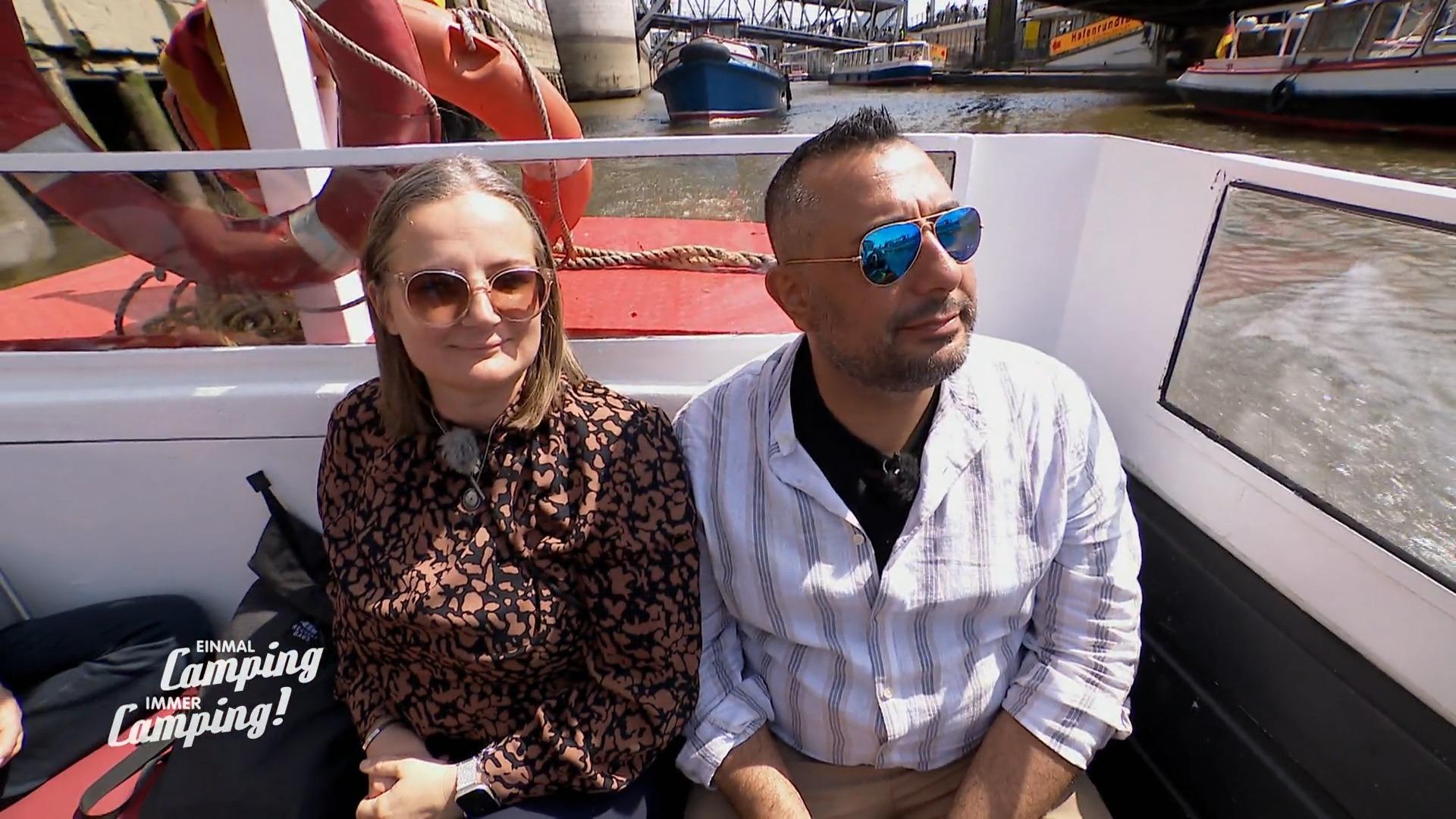Ali und Daniela genießen eine Hafenrundfahrt