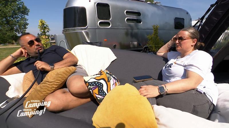 Ali und Daniela genießen Tee und Wasserpfeife