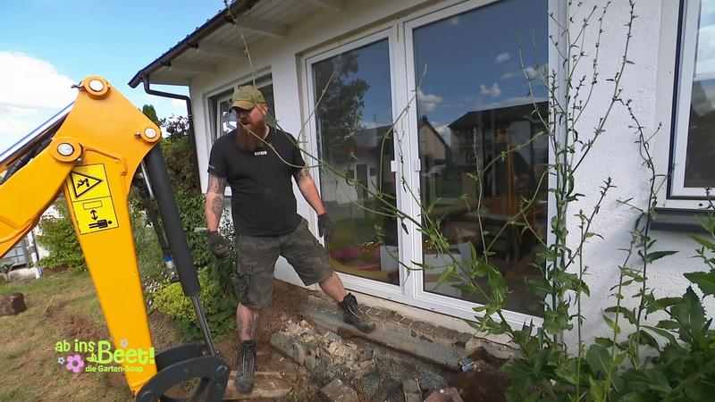 Bagger gegen Muskelkraft im Garten