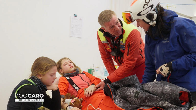 Teamarbeit bei der kleinen Patientin