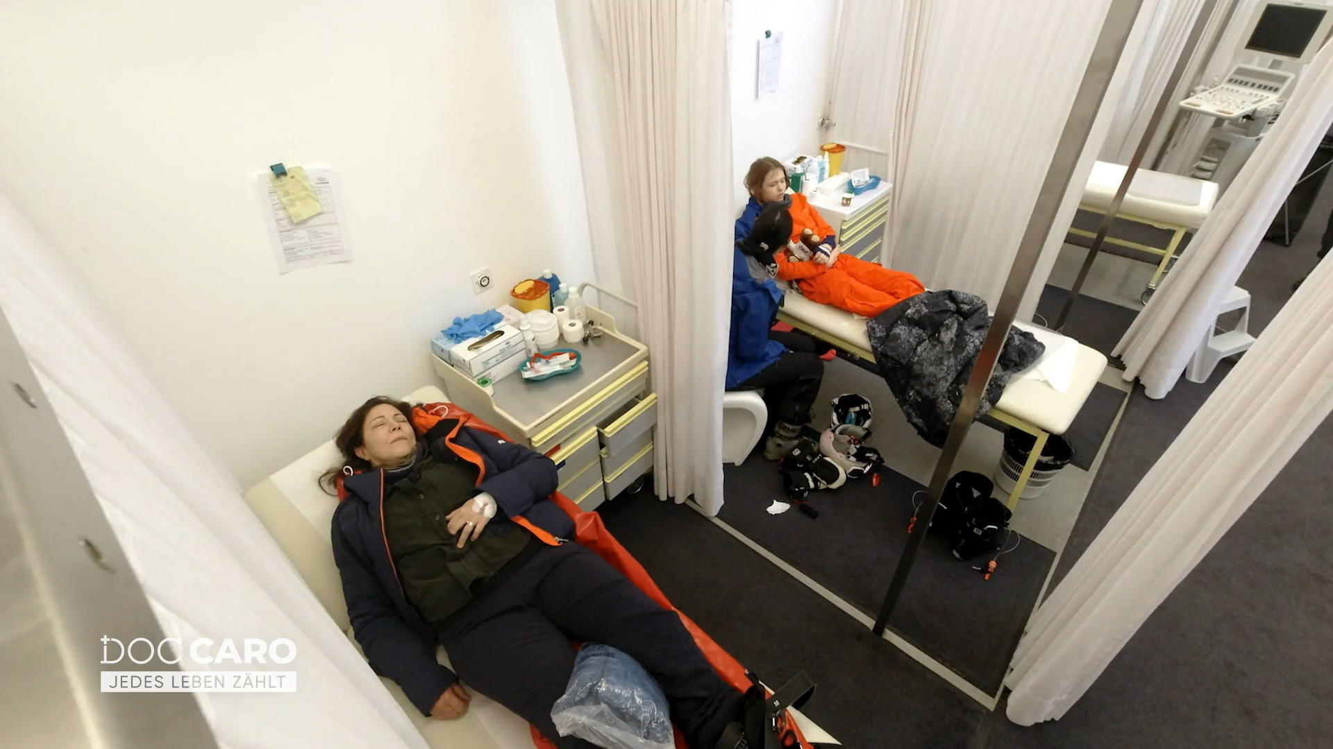 Zwei Patienten warten auf den dringenden Abflug