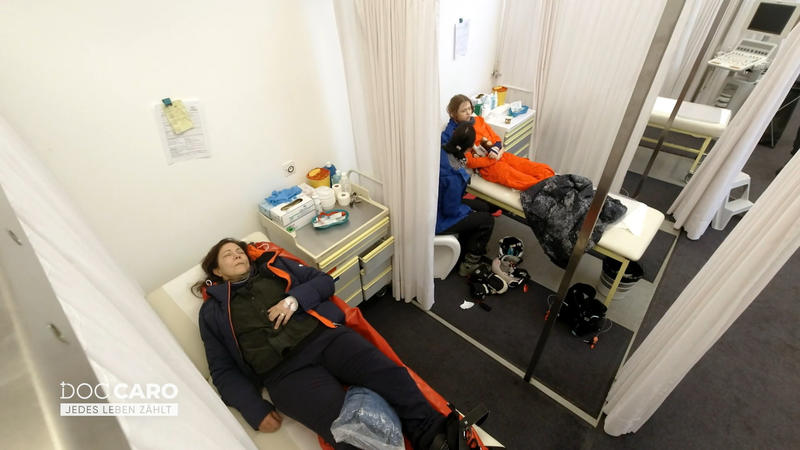 Zwei Patienten warten auf den dringenden Abflug