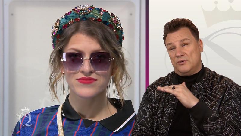 Vanessa setzt auf Sneaker und ein Trikot