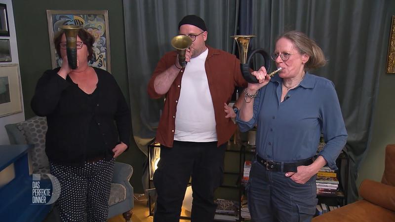 Dörtes Gäste stoßen ins Horn