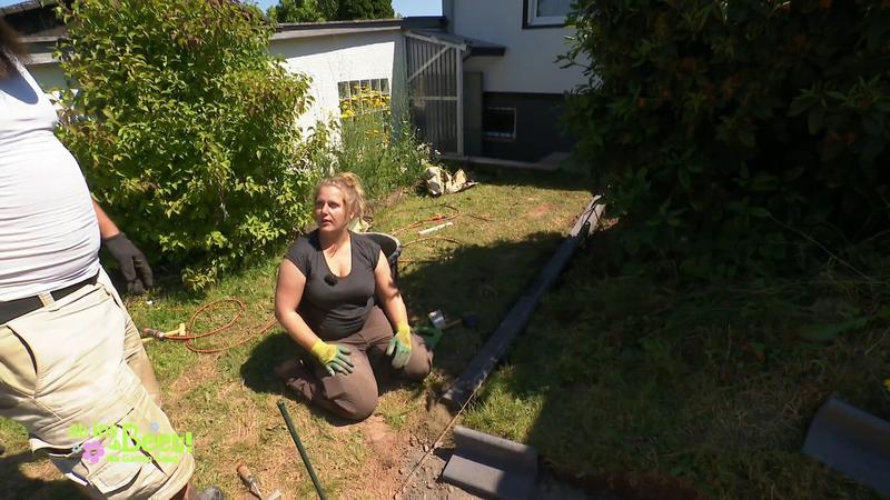 Kai und Sara kämpfen mit den Rasenkanten
