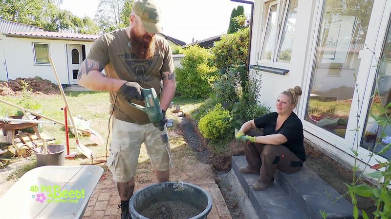 In mühsamer Gartenarbeit zum neuen Eingang