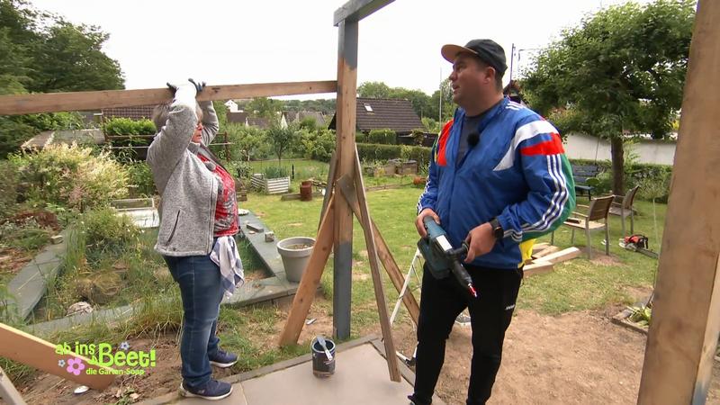 Marco und Liane bauen das Grundgerüst der Pergola