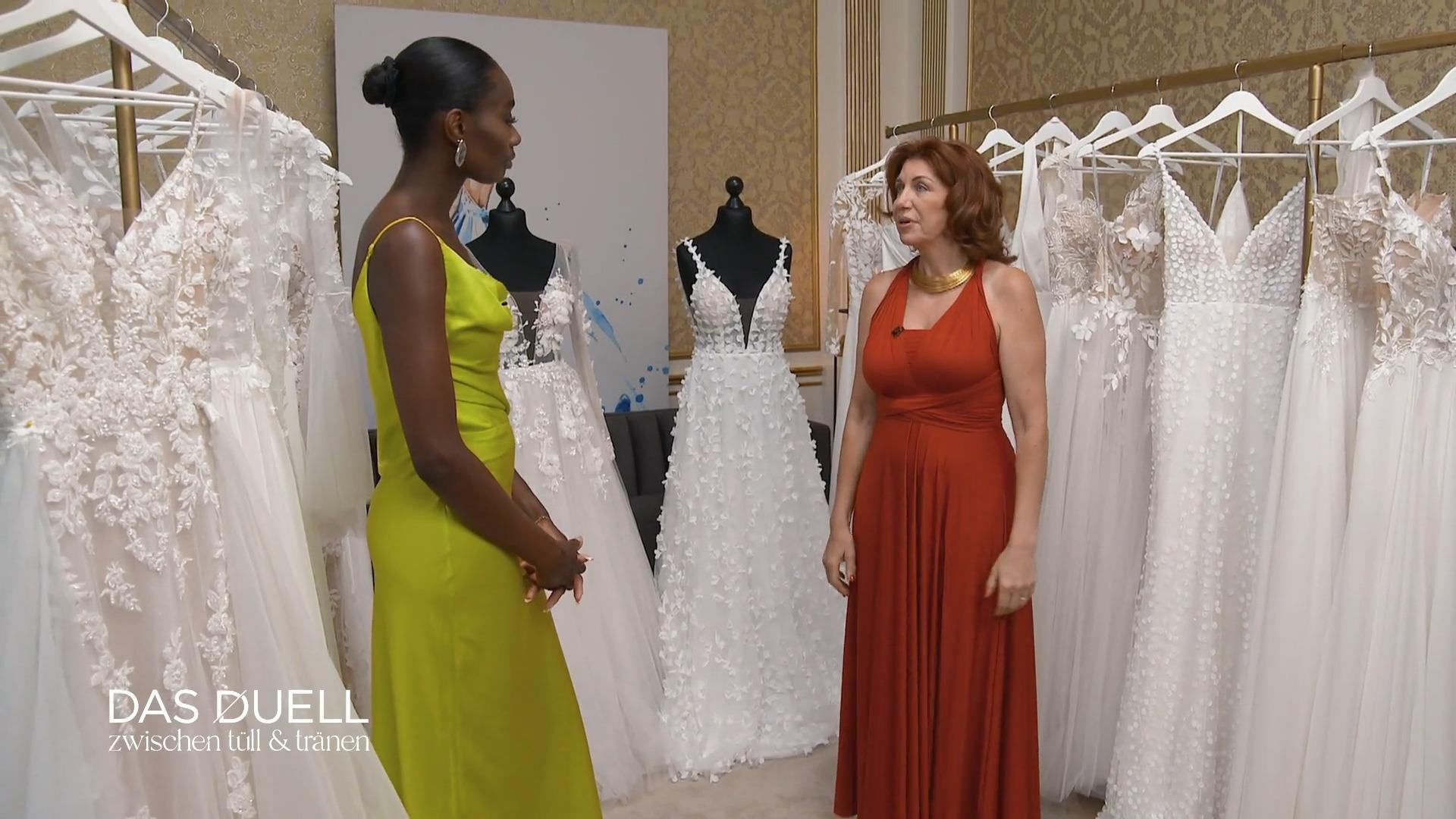 Sie betrachten die mitgebrachten Brautroben