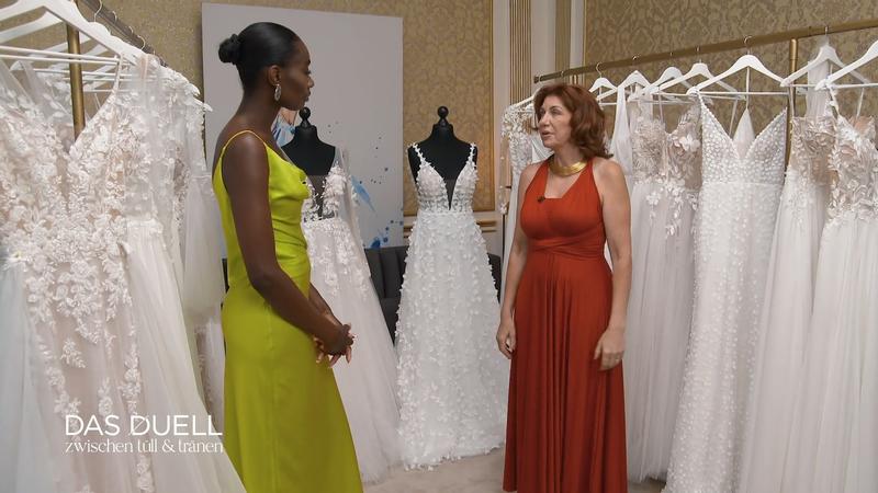 Sie betrachten die mitgebrachten Brautroben