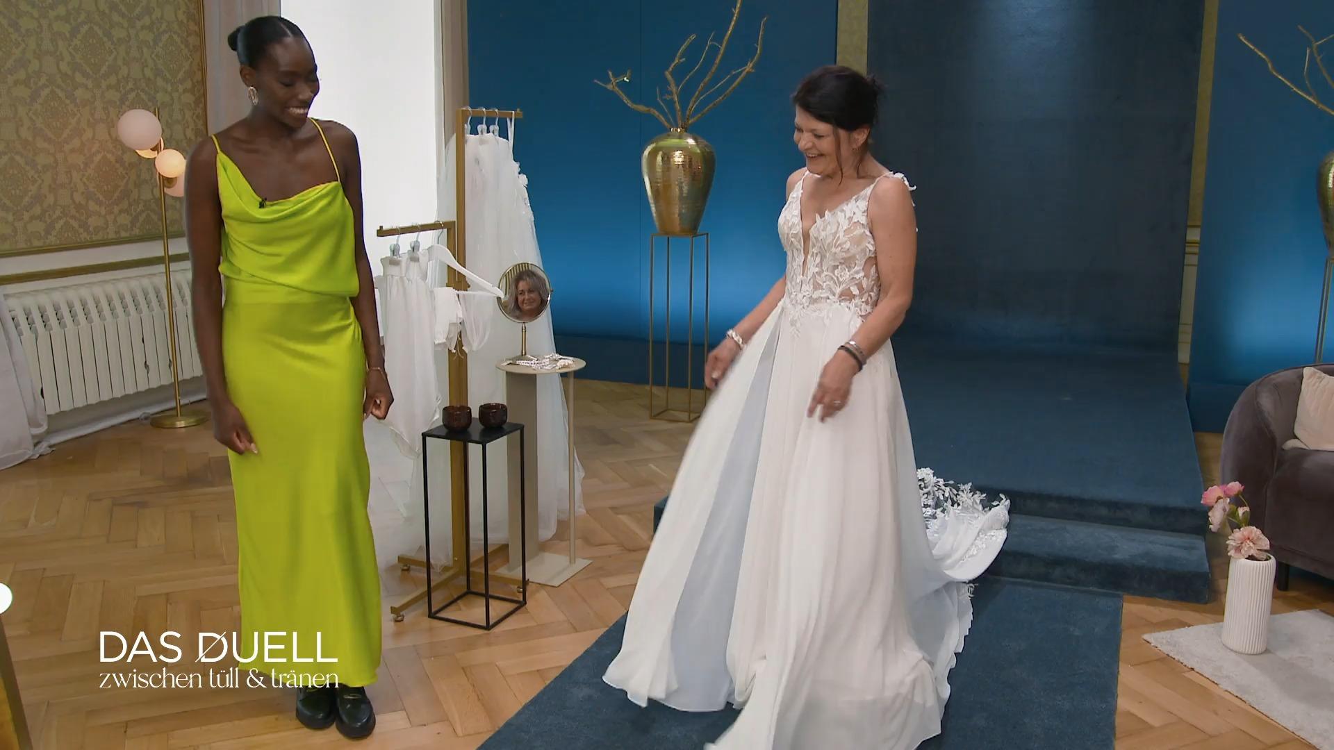 Braut Carmen scheint verliebt in Melanies Kleid